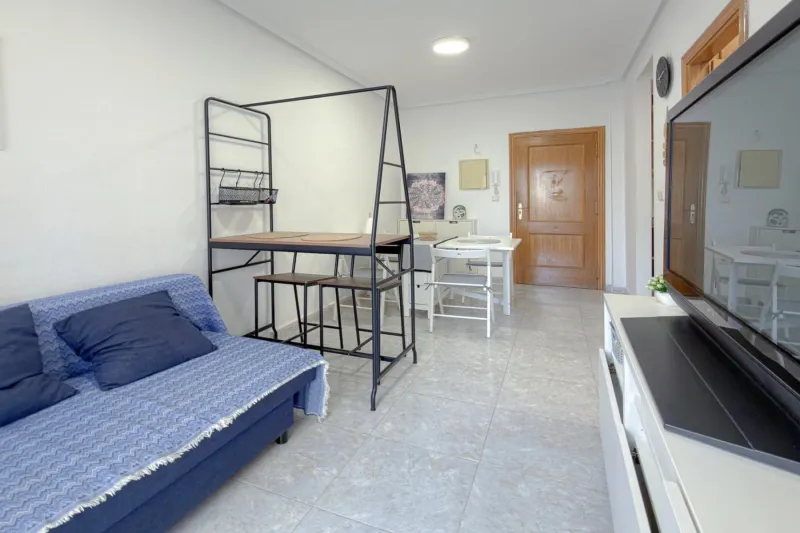 Playa de los Locos! Fantastický, téměř nový apartmán s kvalitním provedením (postaven v roce 2006), který se nachází 200 metrů od pláže.