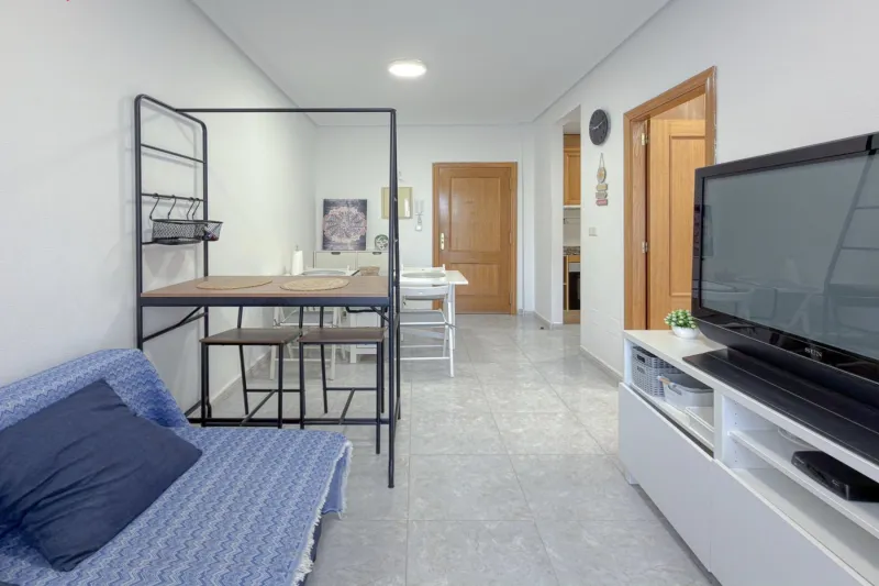 Playa de los Locos! Fantastický, téměř nový apartmán s kvalitním provedením (postaven v roce 2006), který se nachází 200 metrů od pláže.