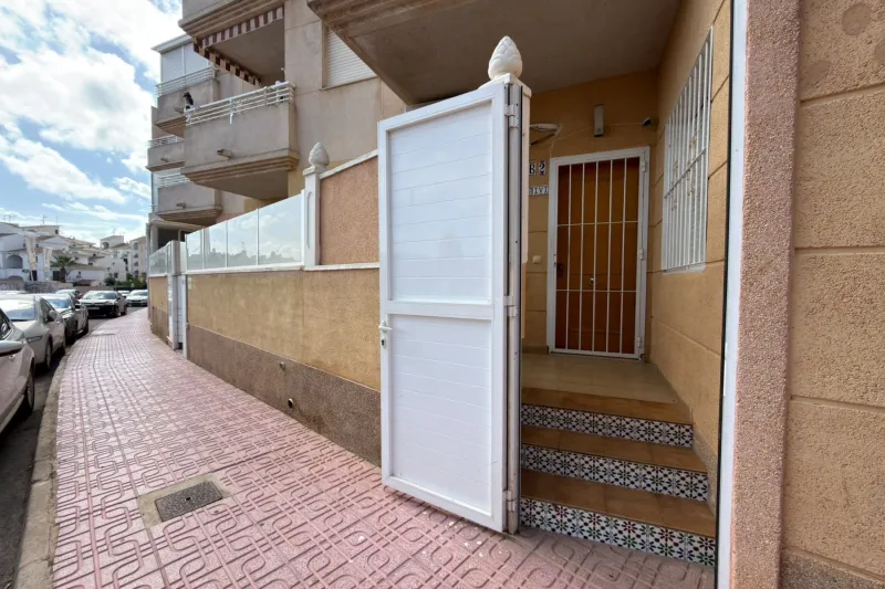 Půvabný apartmán ve stylu bungalovu s prostornou terasou a turistickou licencí + společný bazén + velká terasa
