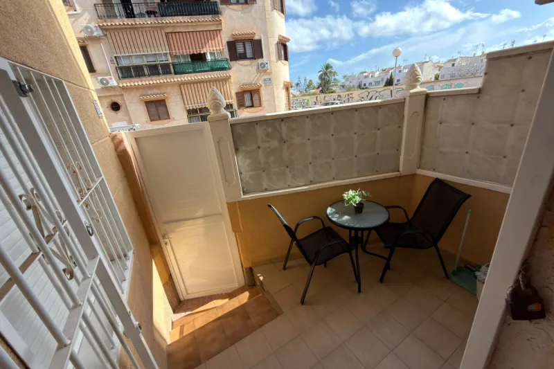 Půvabný apartmán ve stylu bungalovu s prostornou terasou a turistickou licencí + společný bazén + velká terasa