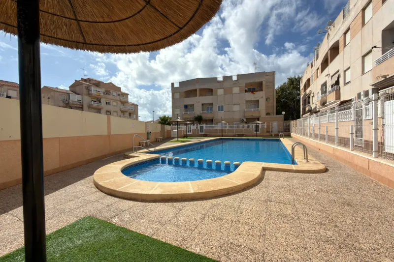 Půvabný apartmán ve stylu bungalovu s prostornou terasou a turistickou licencí + společný bazén + velká terasa