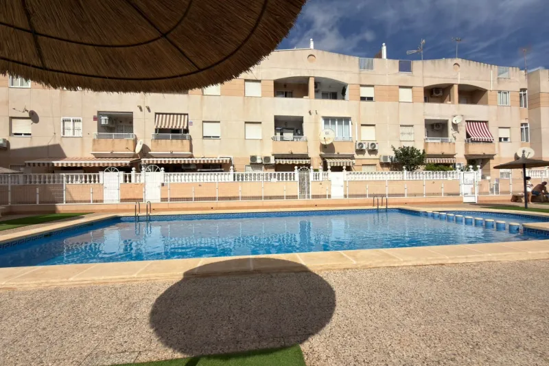 Půvabný apartmán ve stylu bungalovu s prostornou terasou a turistickou licencí + společný bazén + velká terasa