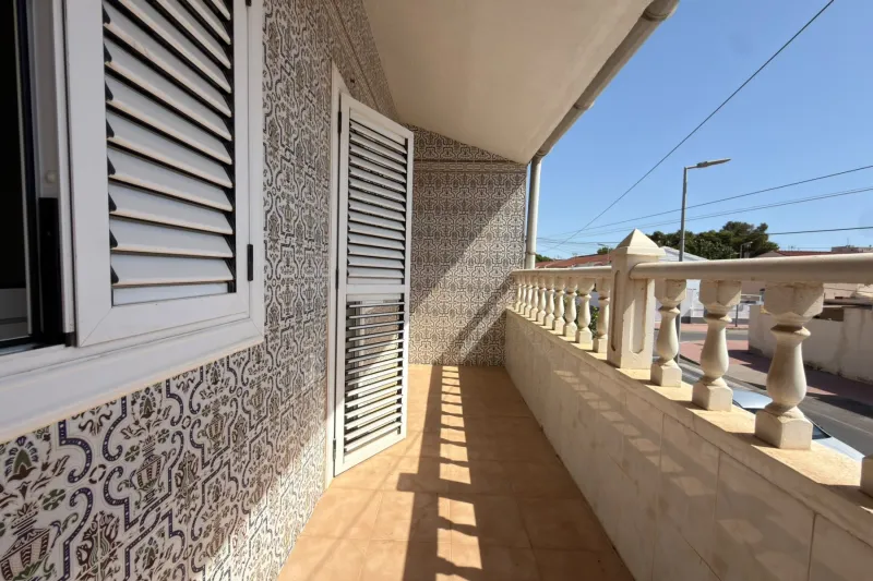 Stunning townhouse with 3 huge terraces, located 300 meters from the beach (no community fees)