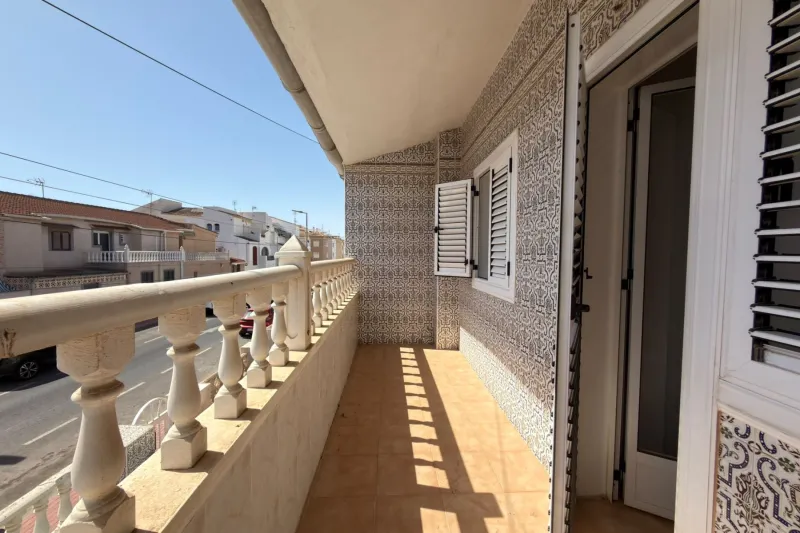 Stunning townhouse with 3 huge terraces, located 300 meters from the beach (no community fees)