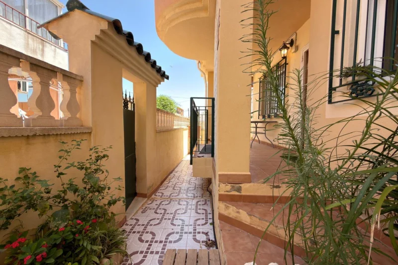 Orihuela Costa! Prosvětlený bungalov s prostornou terasou, situovaný v exkluzivním rezidenčním komplexu s bazénem a ve výjimečné lokalitě.