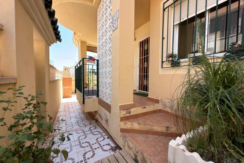 Orihuela Costa! Prosvětlený bungalov s prostornou terasou, situovaný v exkluzivním rezidenčním komplexu s bazénem a ve výjimečné lokalitě.