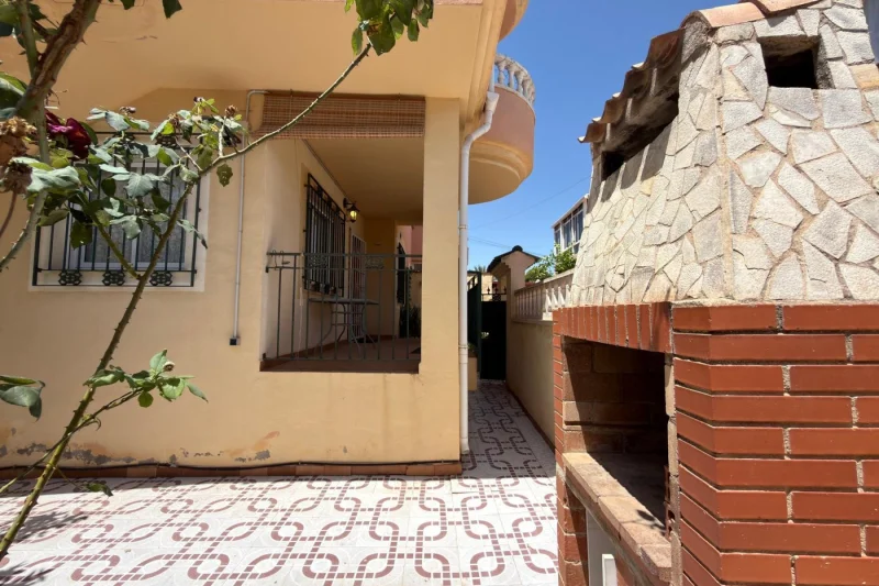 Orihuela Costa! Prosvětlený bungalov s prostornou terasou, situovaný v exkluzivním rezidenčním komplexu s bazénem a ve výjimečné lokalitě.