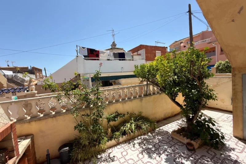 Orihuela Costa! Prosvětlený bungalov s prostornou terasou, situovaný v exkluzivním rezidenčním komplexu s bazénem a ve výjimečné lokalitě.
