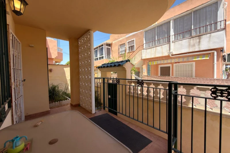Orihuela Costa! Prosvětlený bungalov s prostornou terasou, situovaný v exkluzivním rezidenčním komplexu s bazénem a ve výjimečné lokalitě.