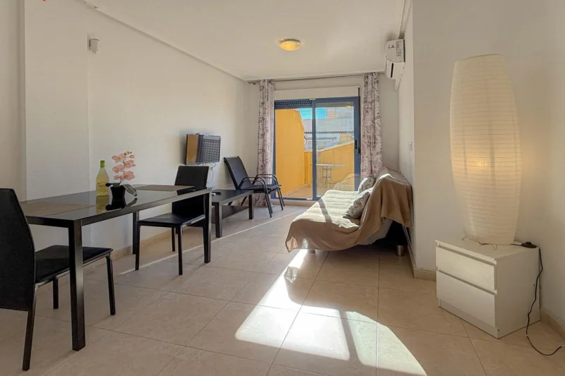 Výjimečný střešní apartmán (2005) s kvalitním provedením + prostorná terasa orientovaná na jih!