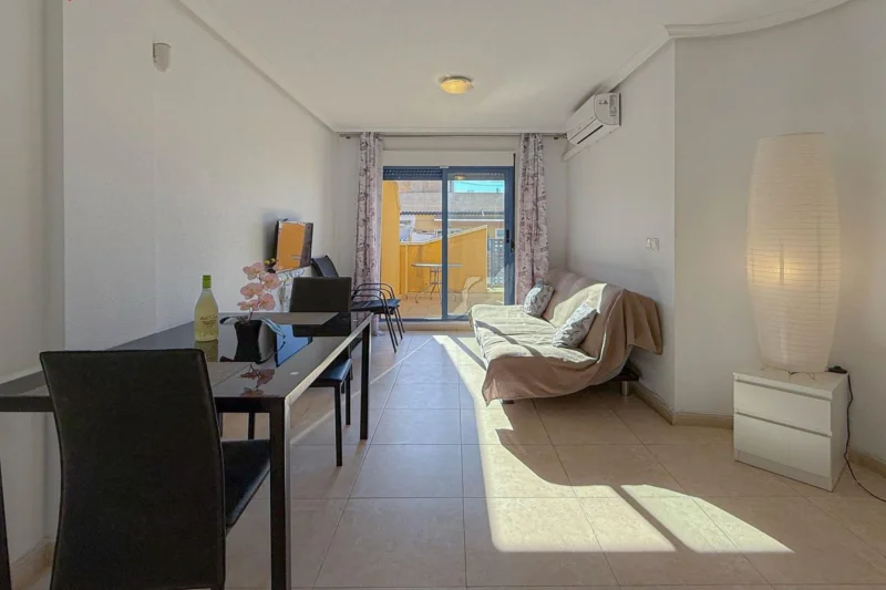 Výjimečný střešní apartmán (2005) s kvalitním provedením + prostorná terasa orientovaná na jih!