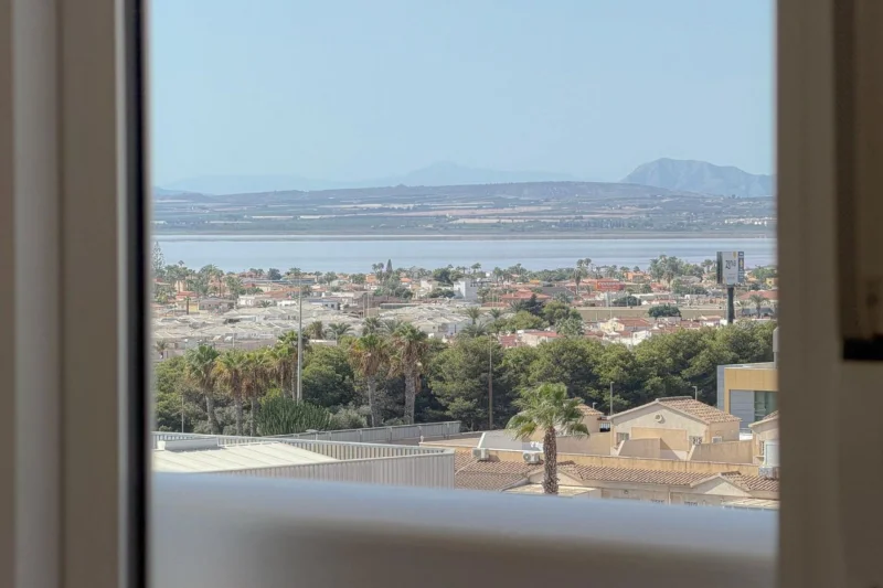 Velkolepý střešní apartmán s obrovskou terasou a úchvatnými panoramatickými výhledy + společný bazén