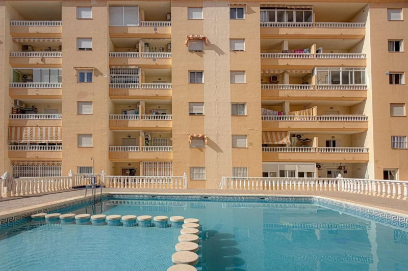 Velkolepý střešní apartmán s obrovskou terasou a úchvatnými panoramatickými výhledy + společný bazén