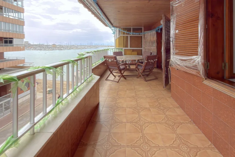 Right on the beachfront! Fantastic apartment